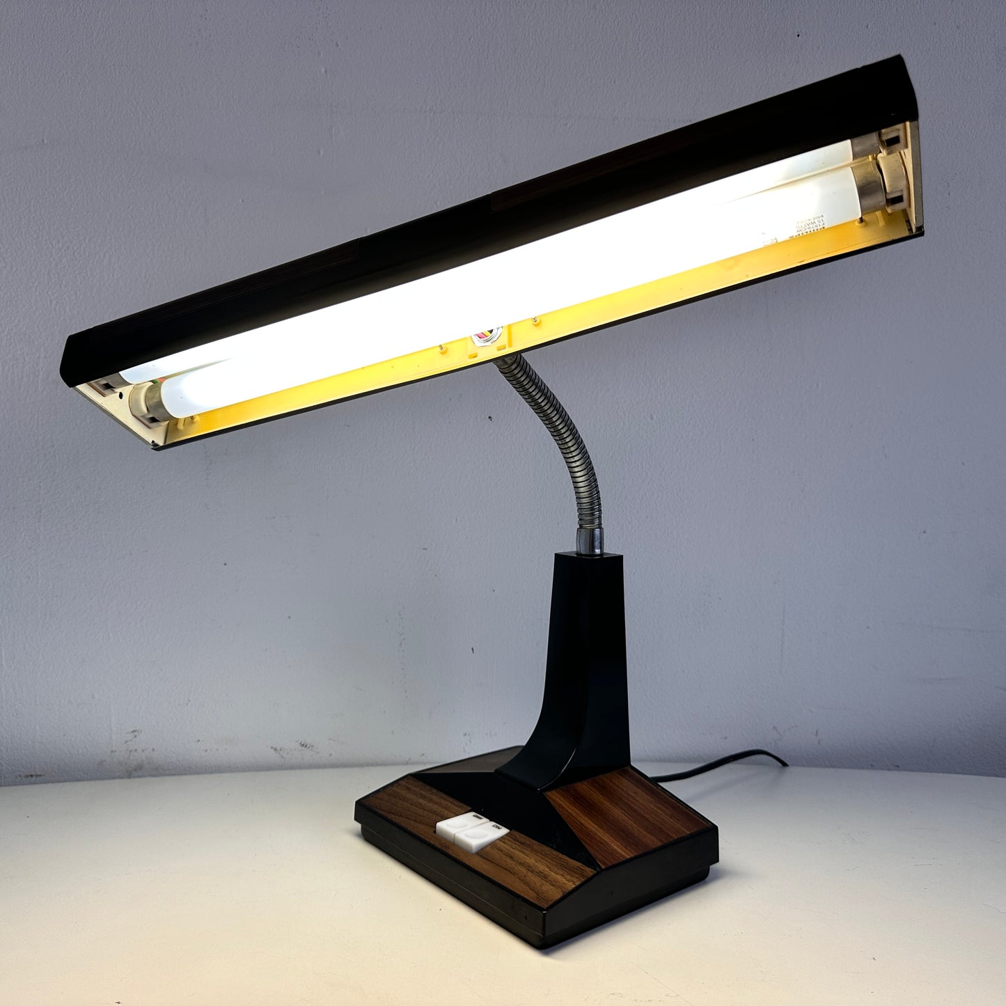 LI011 FAUX WOOD GOOSENECK DESK LAMP