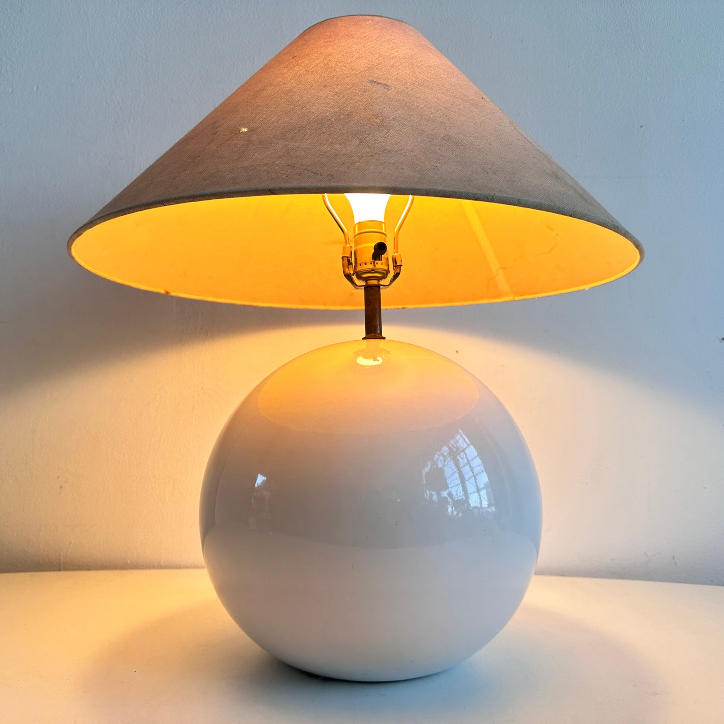 LI012 WHITE CERAMIC ORB LAMP WITH DISTRESSED LAMPSHADE