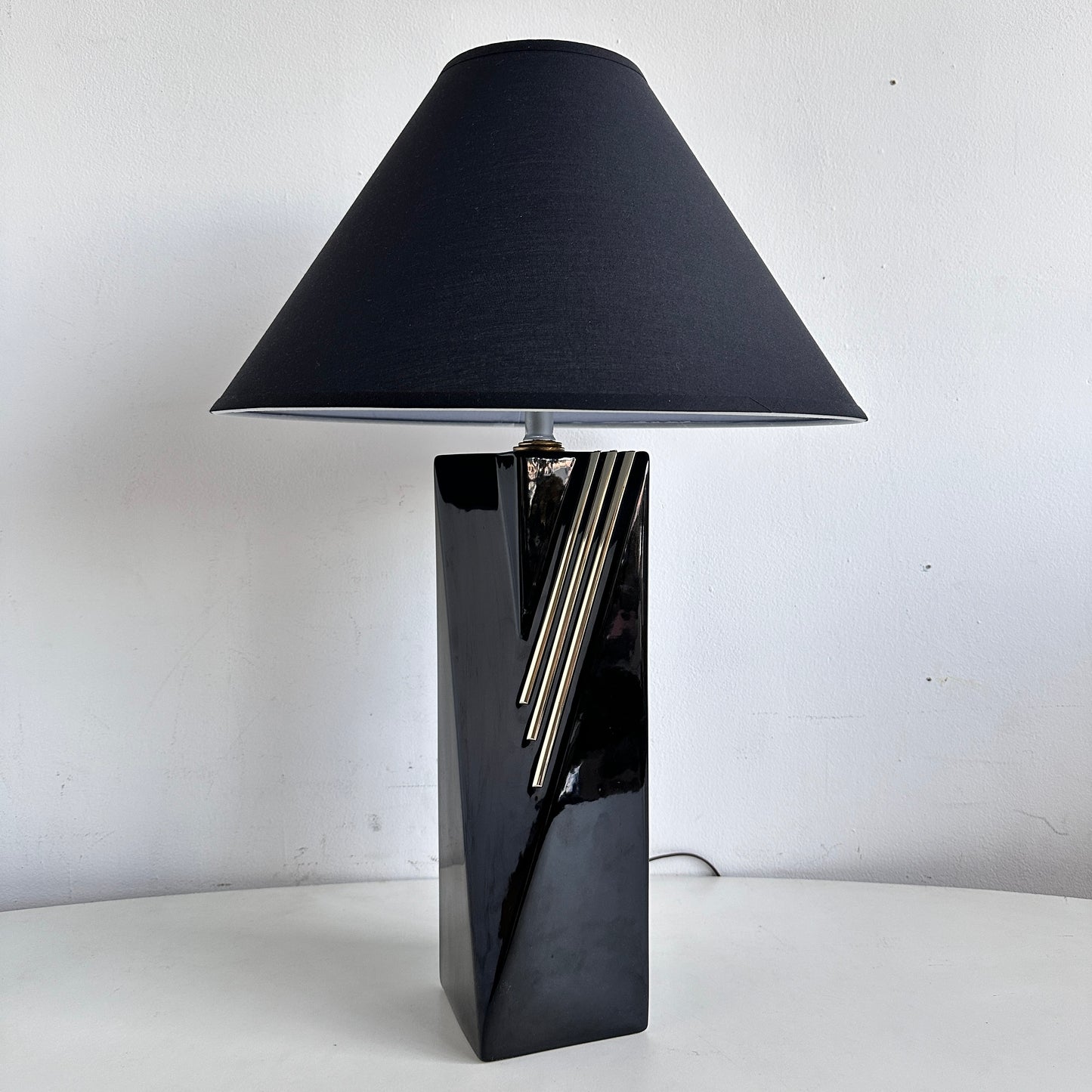 LI022 POST MODERN BLACK AND GOLD TABLE LAMP