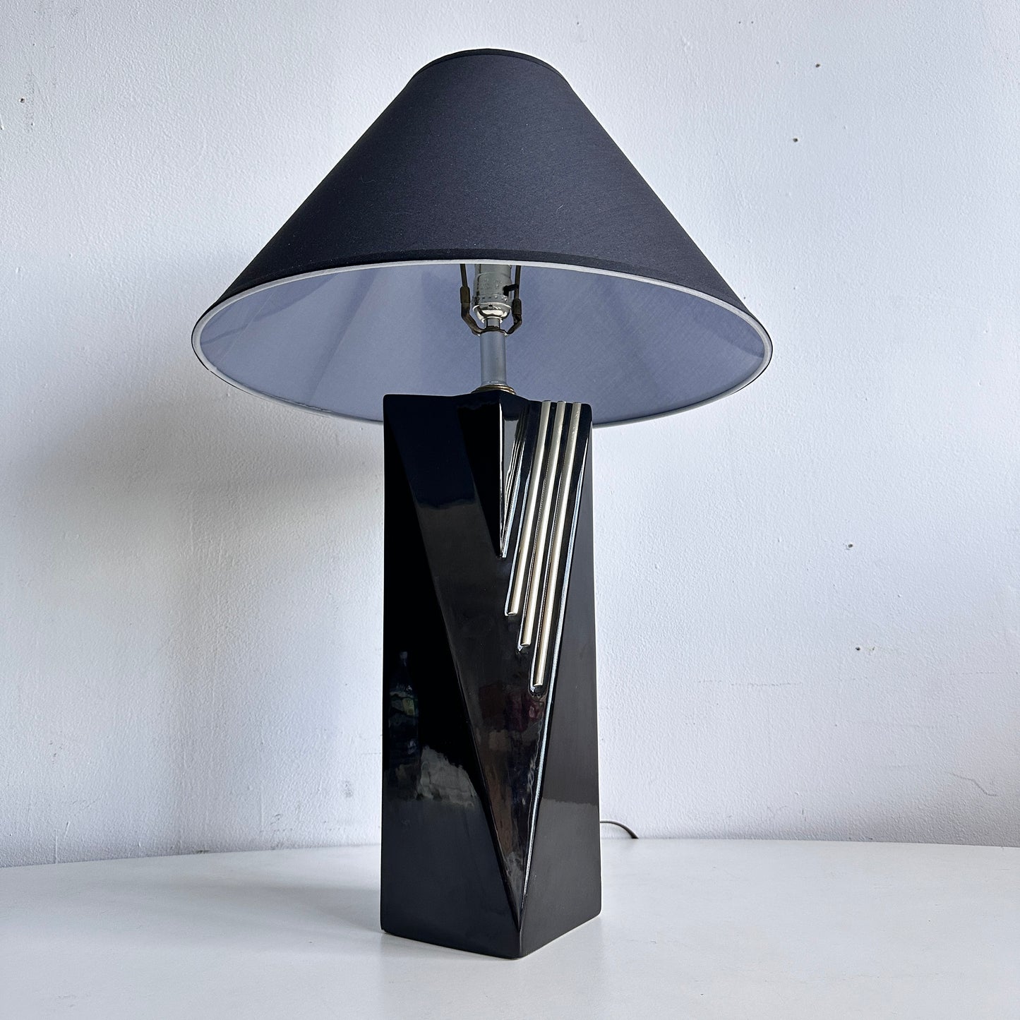 LI022 POST MODERN BLACK AND GOLD TABLE LAMP