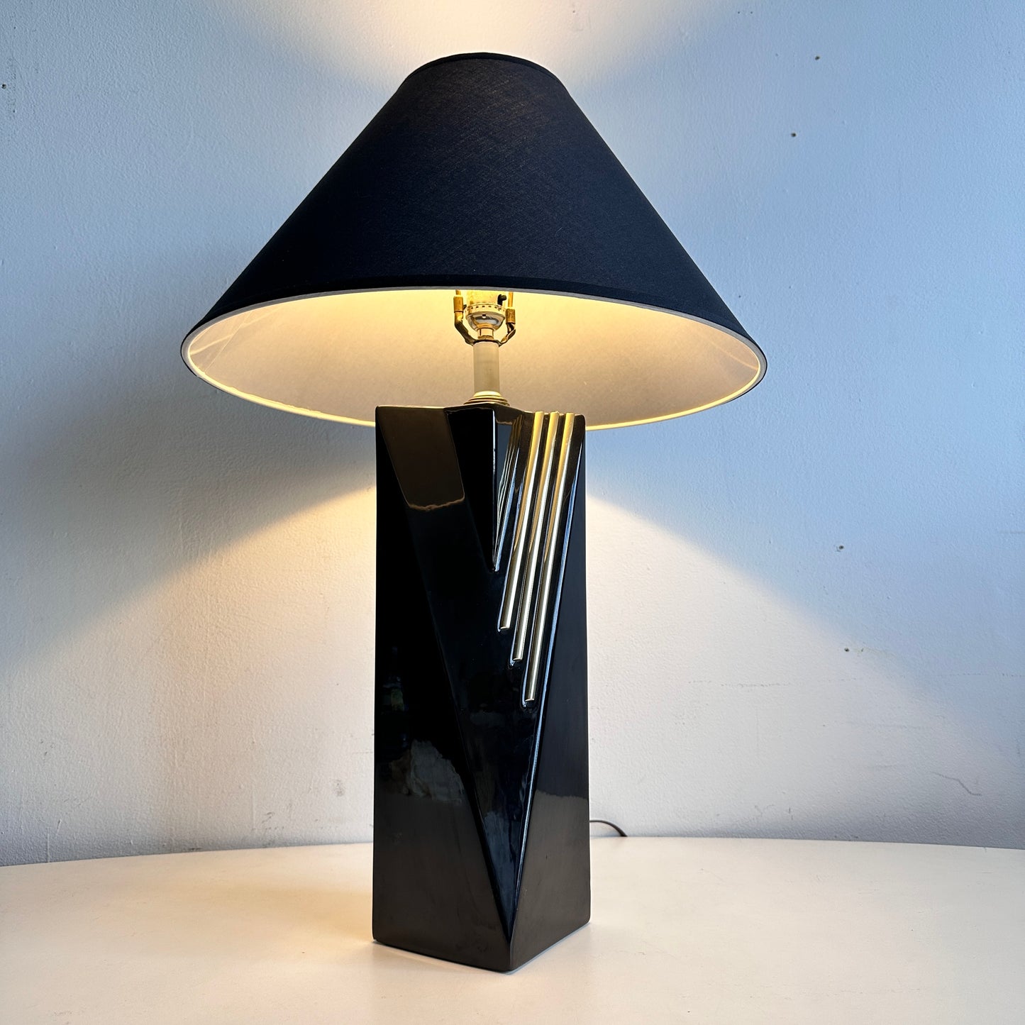 LI022 POST MODERN BLACK AND GOLD TABLE LAMP
