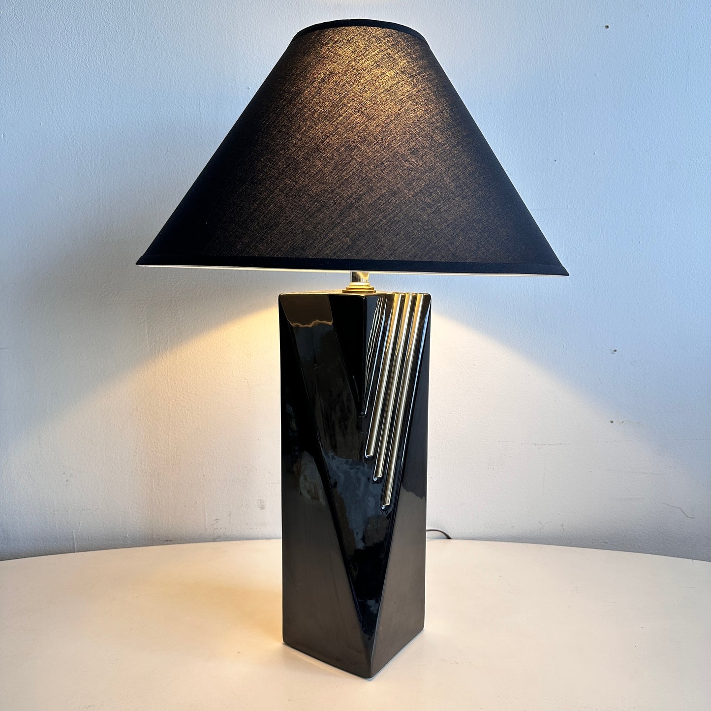 LI022 POST MODERN BLACK AND GOLD TABLE LAMP