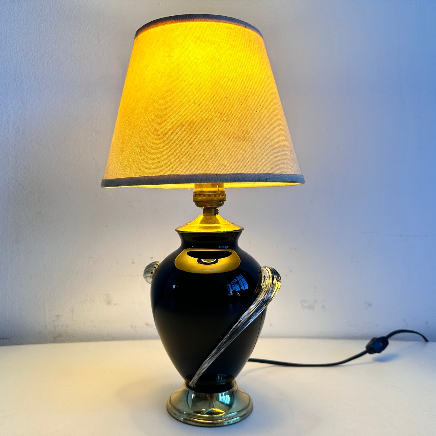 LI024 BLACK, GOLD, & GLASS TABLE LAMP WITH DISTRESSED SHADE