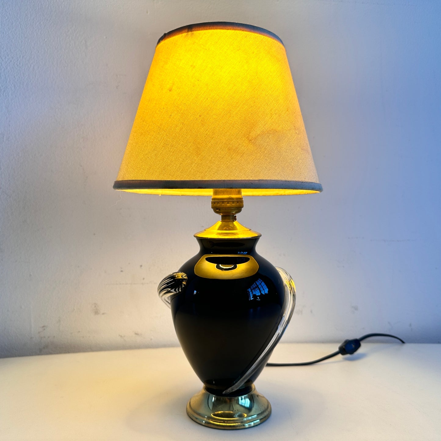LI024 BLACK, GOLD, & GLASS TABLE LAMP WITH DISTRESSED SHADE