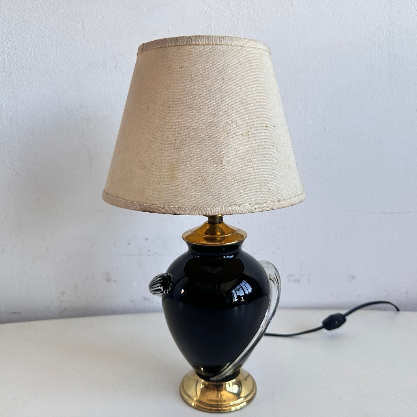 LI024 BLACK, GOLD, & GLASS TABLE LAMP WITH DISTRESSED SHADE