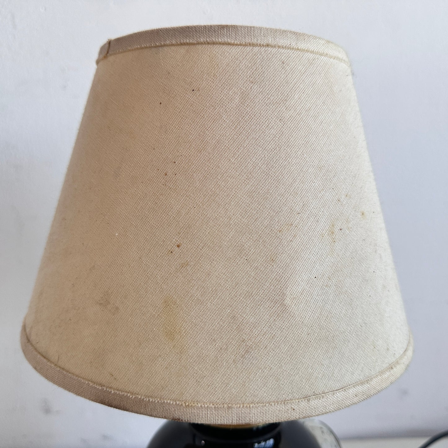 LI024 BLACK, GOLD, & GLASS TABLE LAMP WITH DISTRESSED SHADE