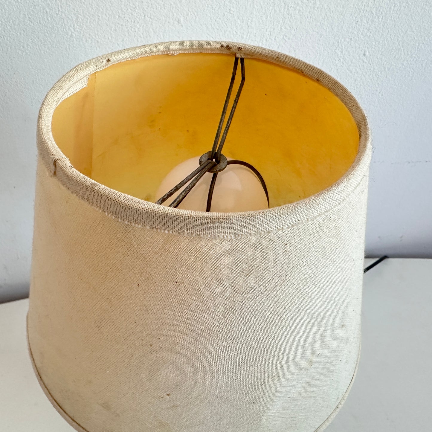 LI024 BLACK, GOLD, & GLASS TABLE LAMP WITH DISTRESSED SHADE