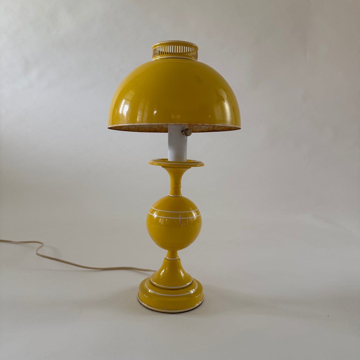 LI030 YELLOW ENAMEL METAL TABLE LAMP