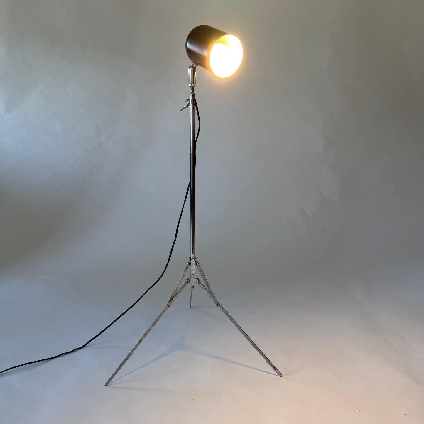 LI033 VINTAGE TELESCOPING TRIPOD LAMP