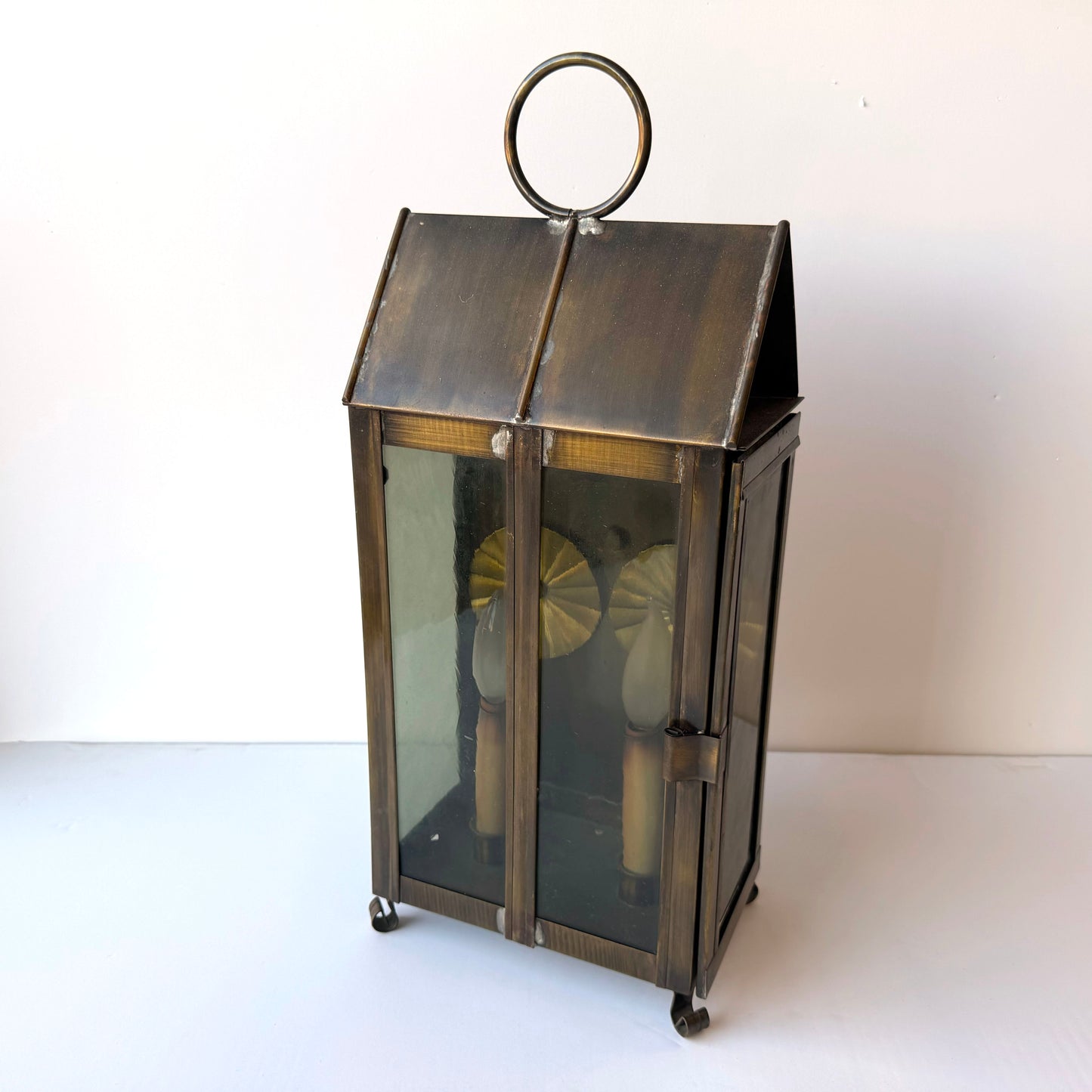 LI036 ELECTRIC BRASS AND GLASS LANTERN