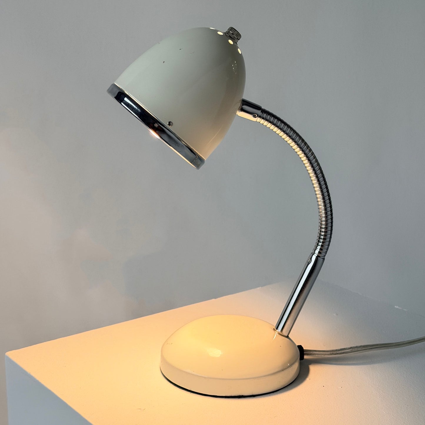 LI042 WHITE GOOSENECK TASK LAMP
