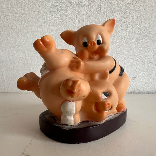OB002 PLAYFUL PIGGIES