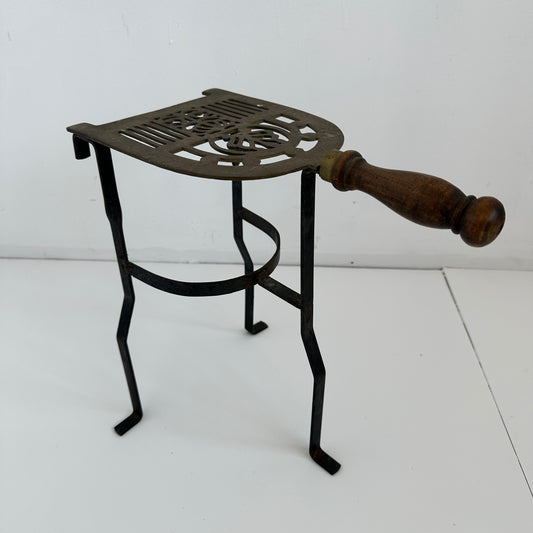 OB044 ANTIQUE FIREPLACE TRIVET WITH HANDLE