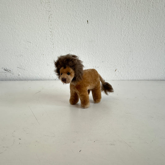 OB050 TINY STUFFED LION