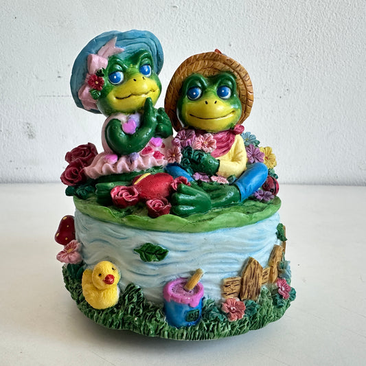 OB066 FROG PICNIC MUSIC BOX