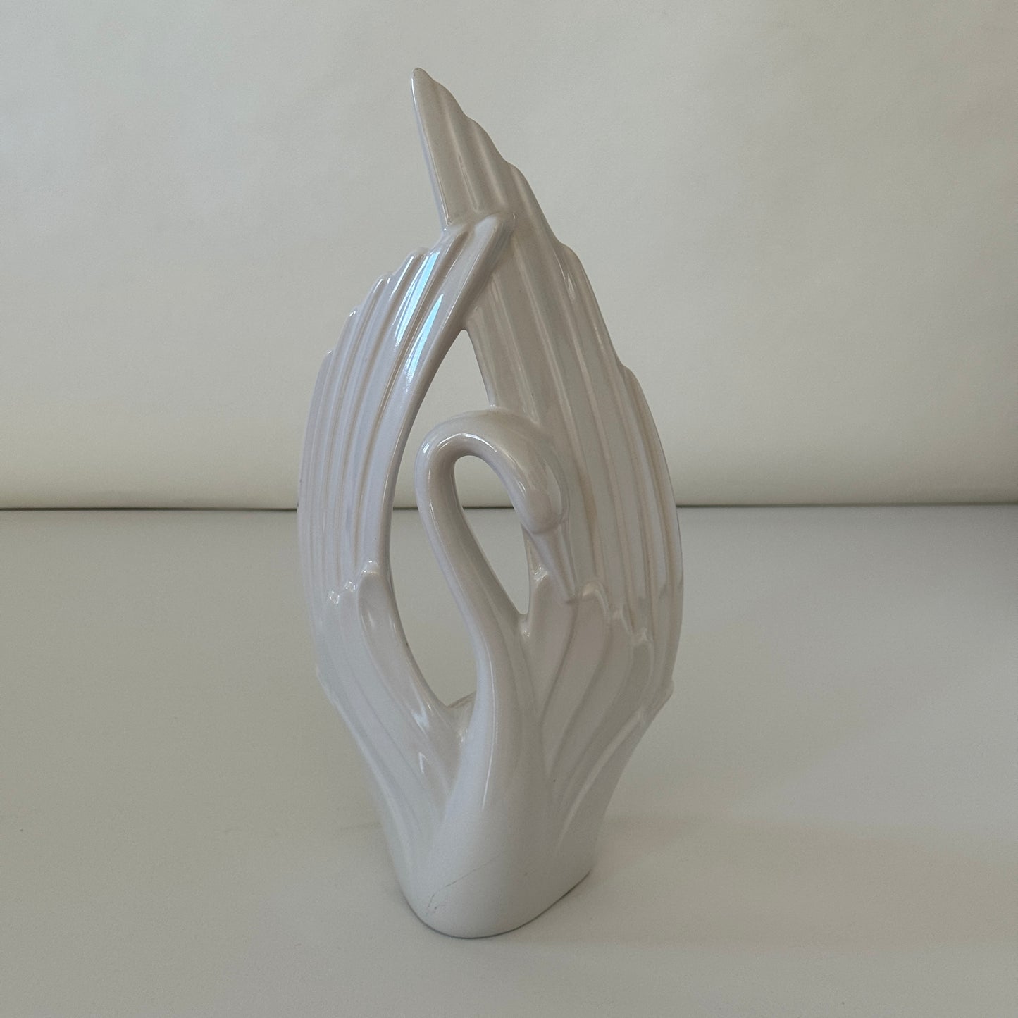 OB085 WHITE SWAN SCULPTURE