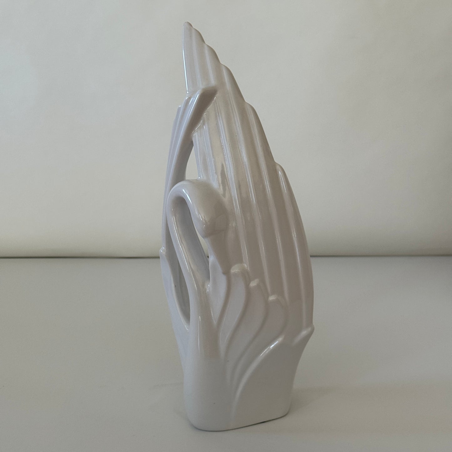 OB085 WHITE SWAN SCULPTURE