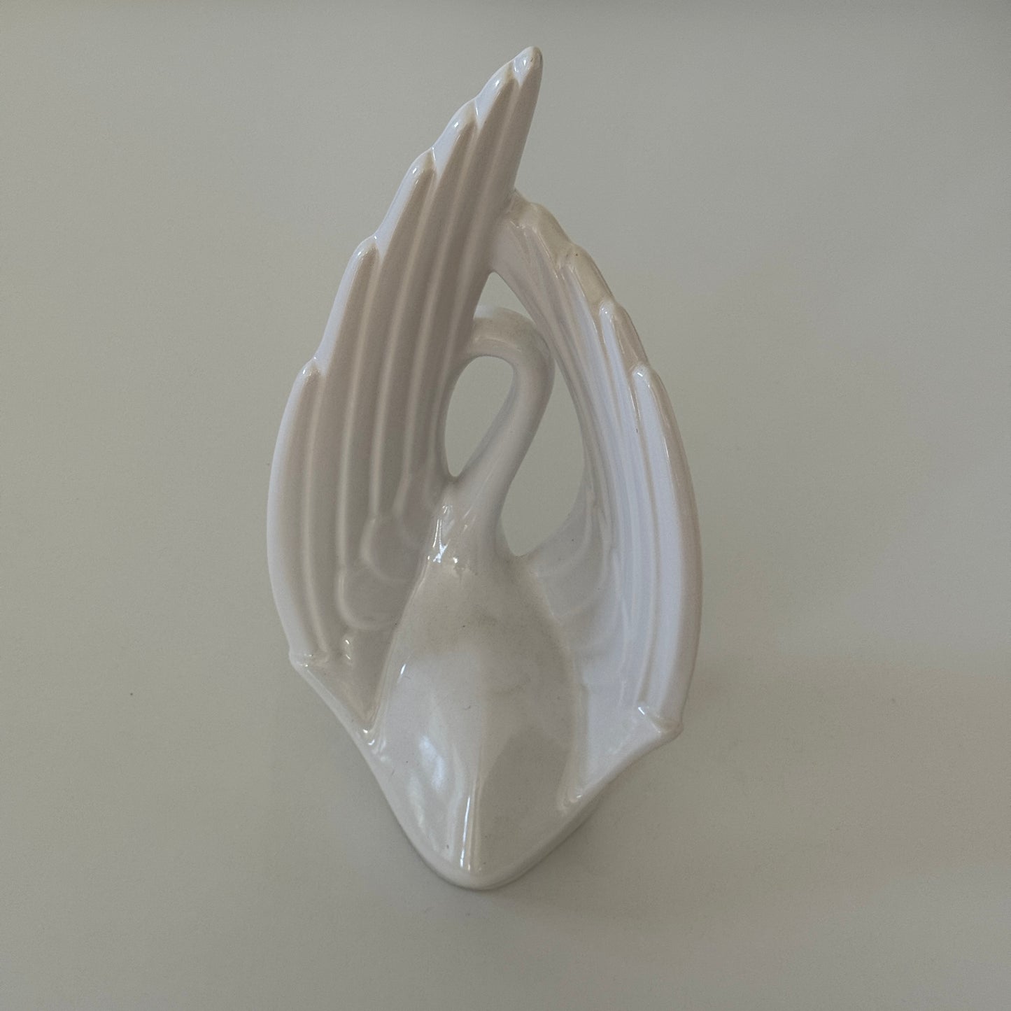 OB085 WHITE SWAN SCULPTURE