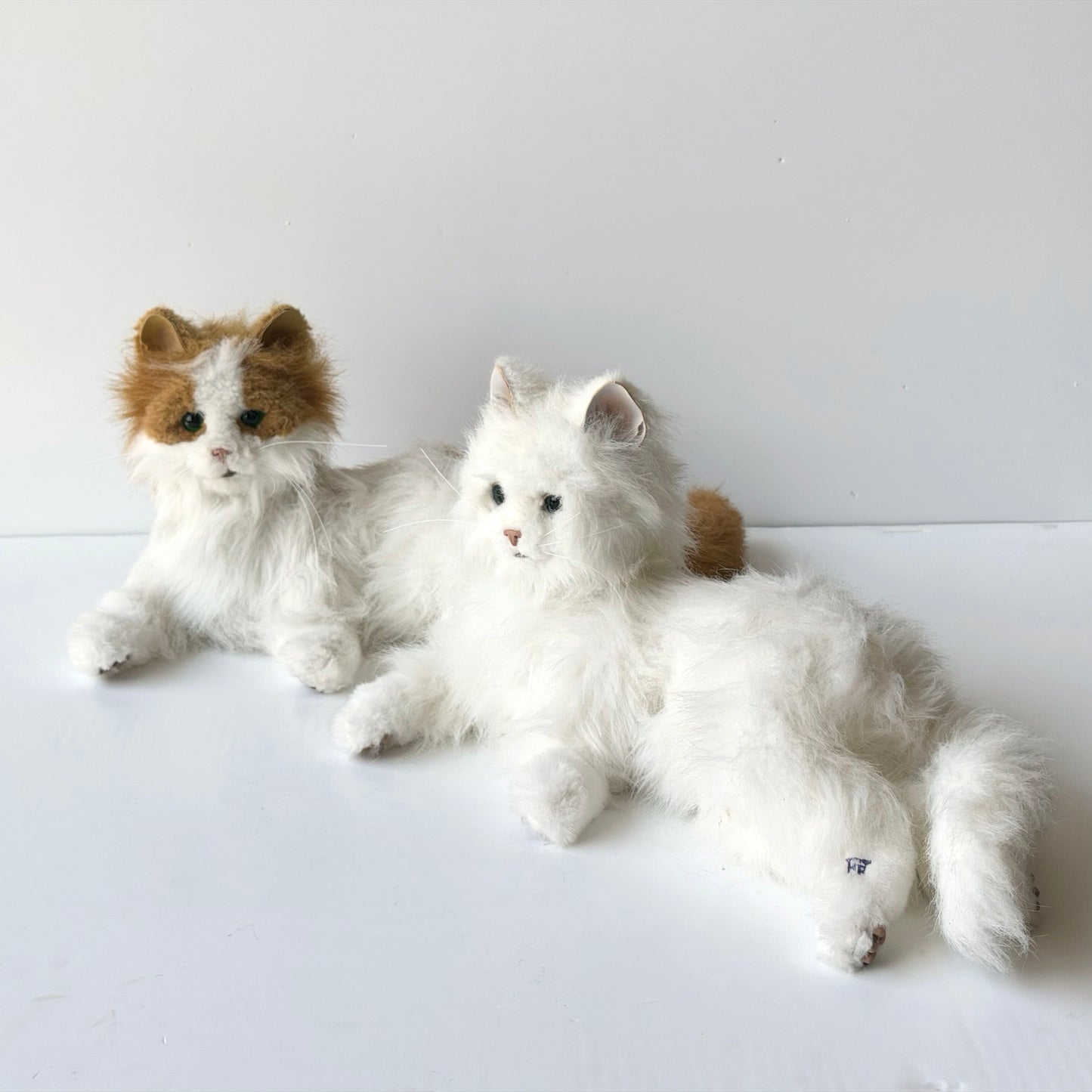 OB087C SET OF TWO ELECTRONIC CATS