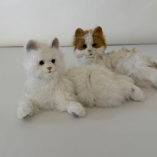 OB087C SET OF TWO ELECTRONIC CATS