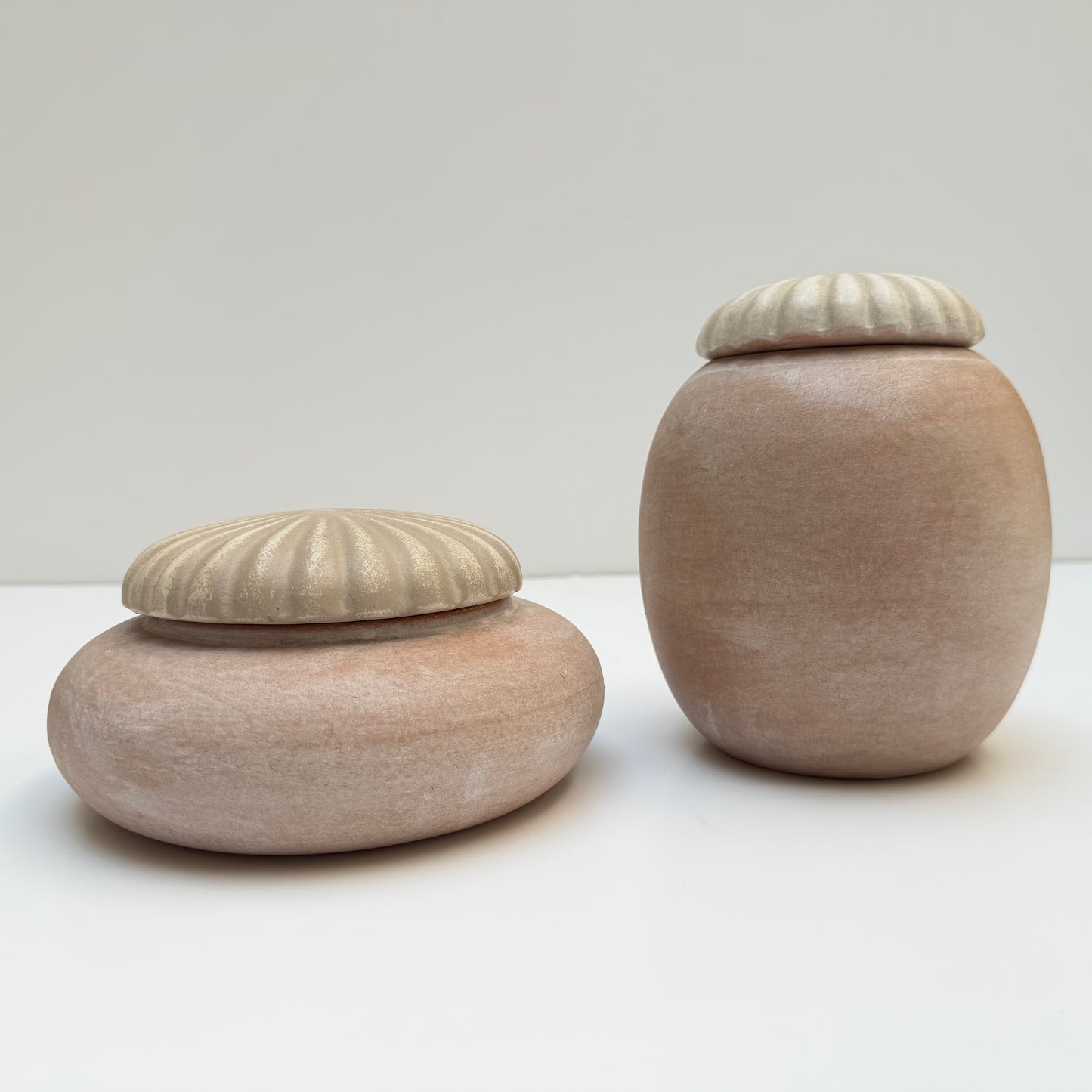 OB092 DECORATIVE TERRA COTTA JARS WITH SCALLOPED LIDS