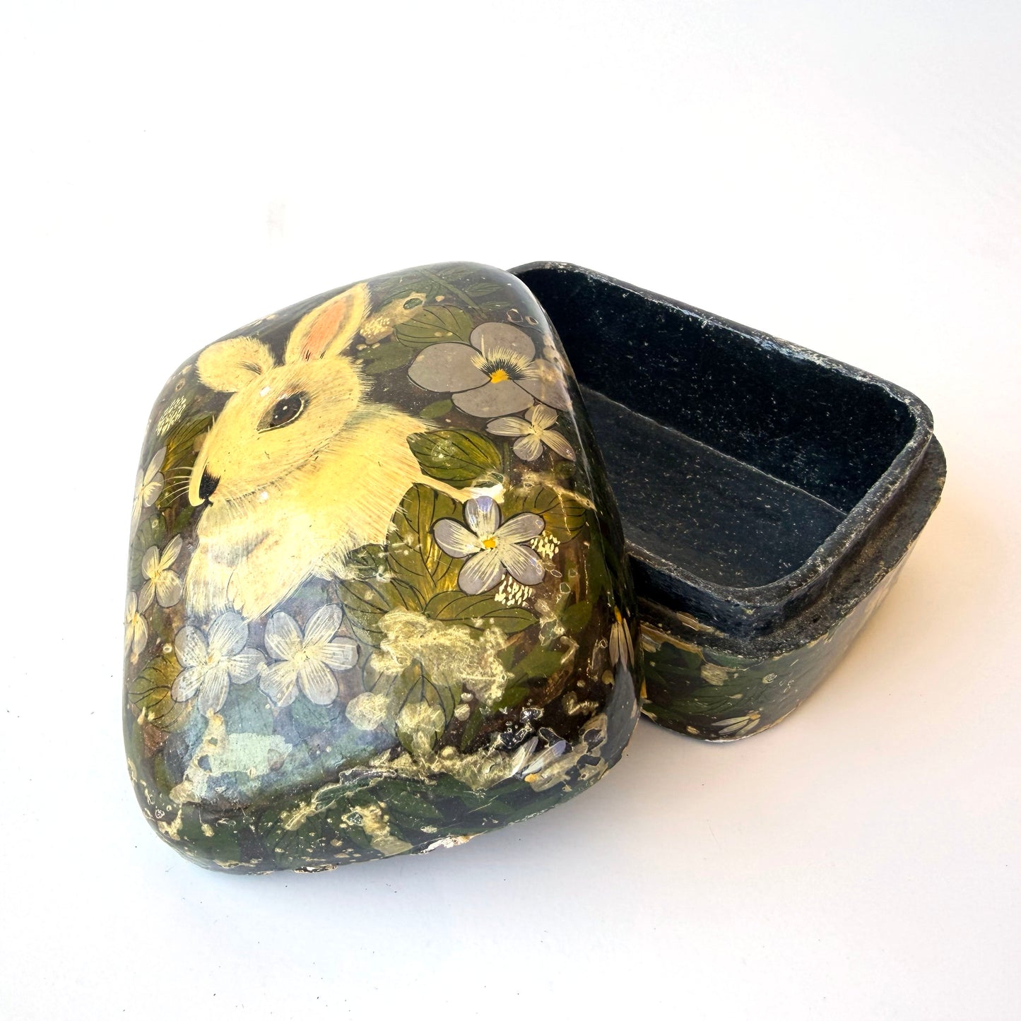 OB104 LAQUER FLORAL BUNNY TRINKET BOX