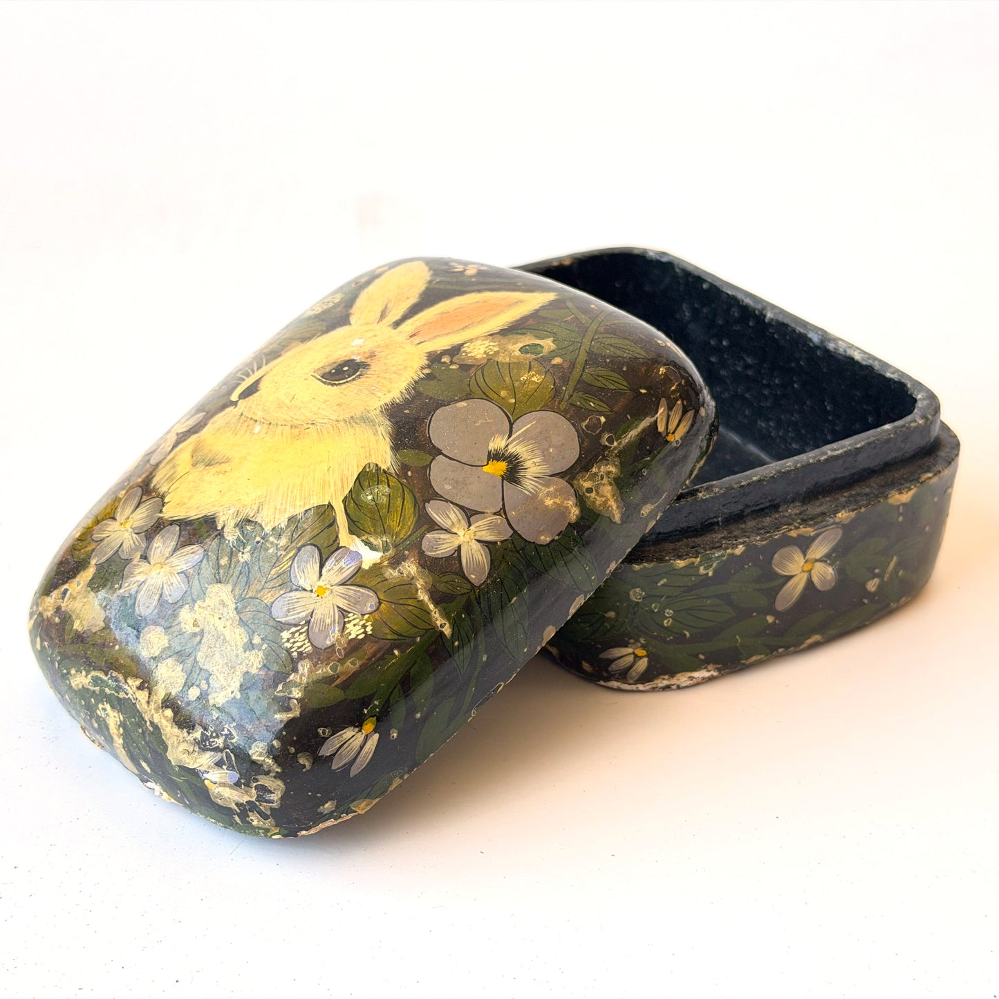 OB104 LAQUER FLORAL BUNNY TRINKET BOX