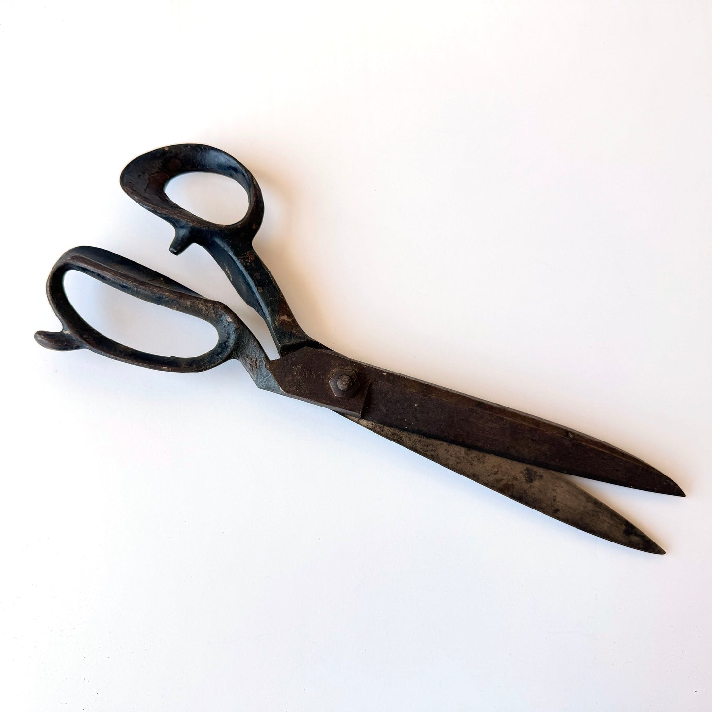 OB109 LARGE RUSTY SHEARS