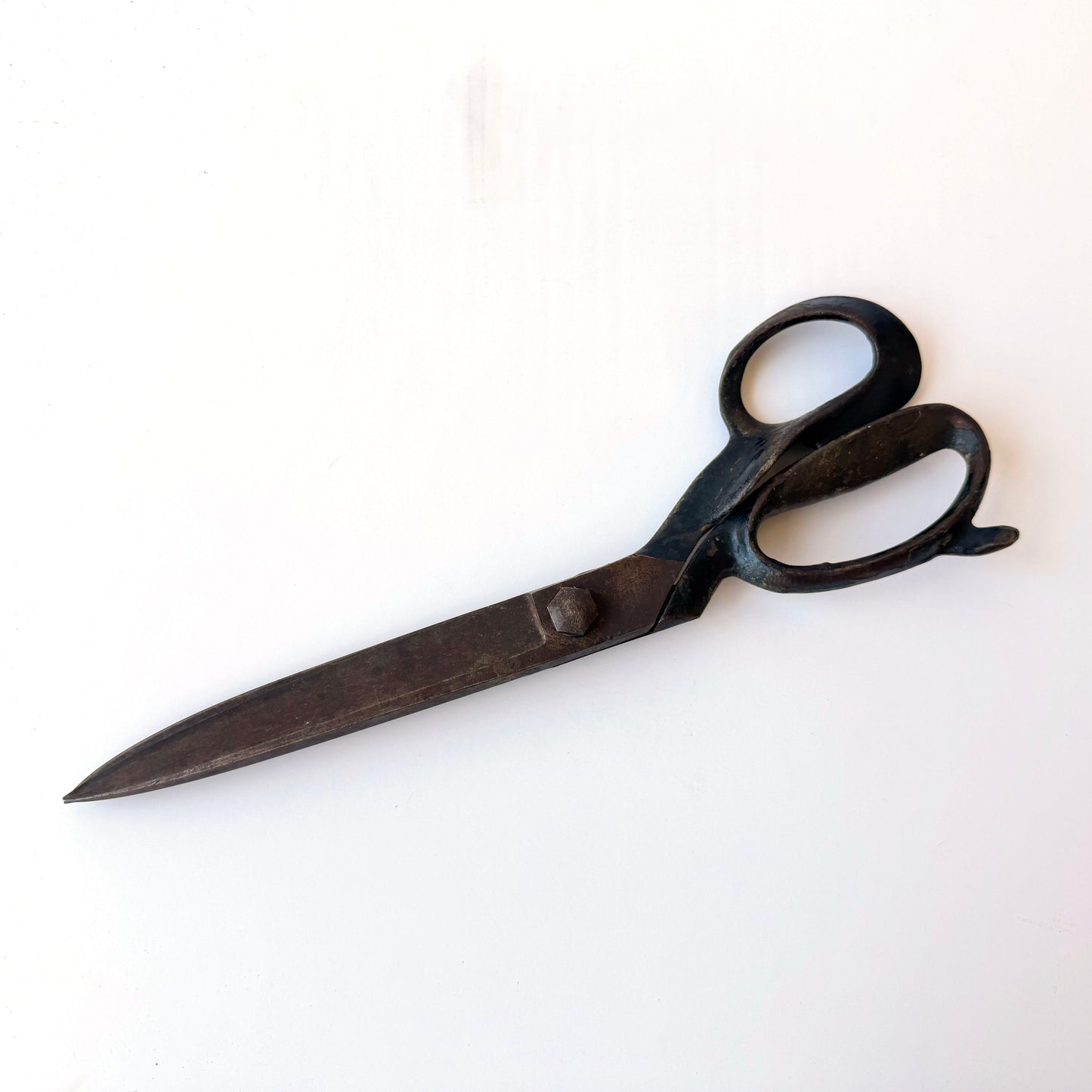OB109 LARGE RUSTY SHEARS
