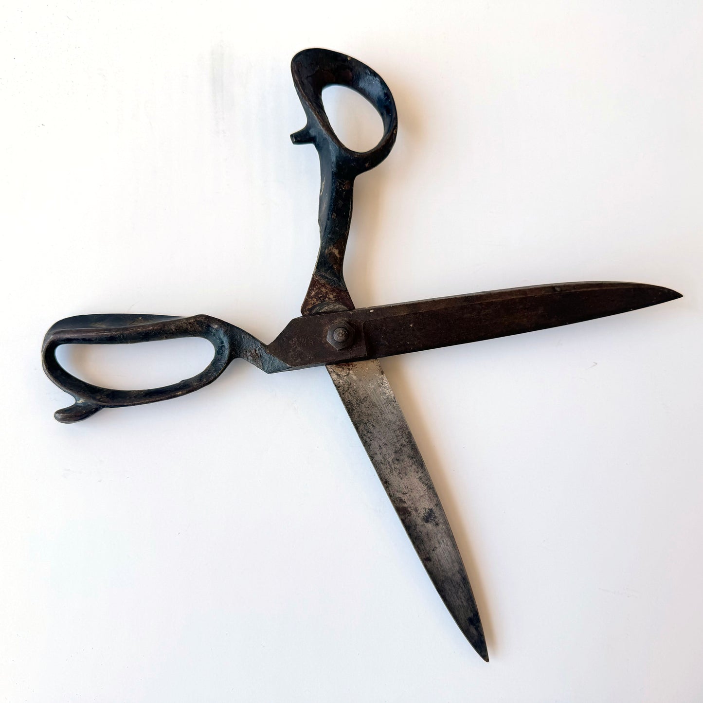 OB109 LARGE RUSTY SHEARS