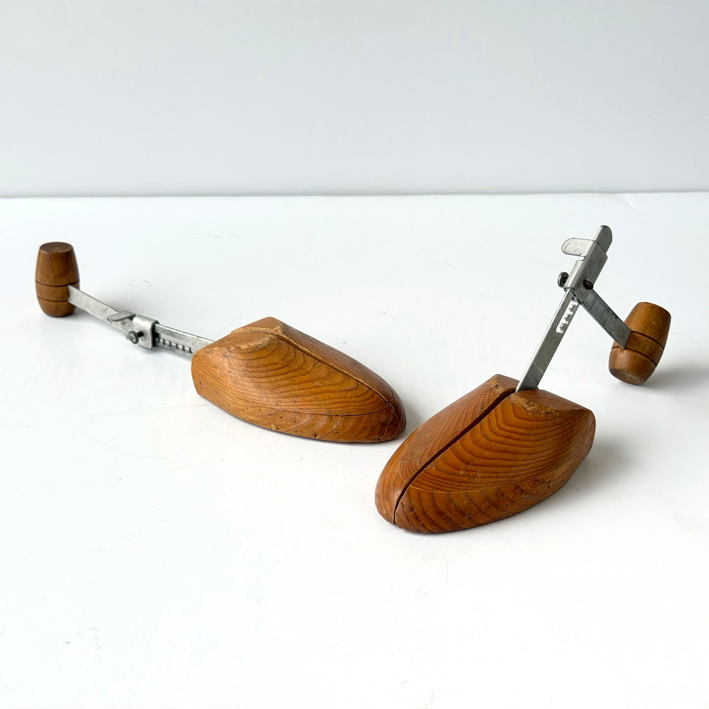 OB117 VINTAGE WOODEN SHOE STREES