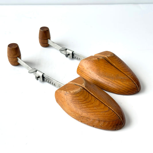 OB117 VINTAGE WOODEN SHOE STREES