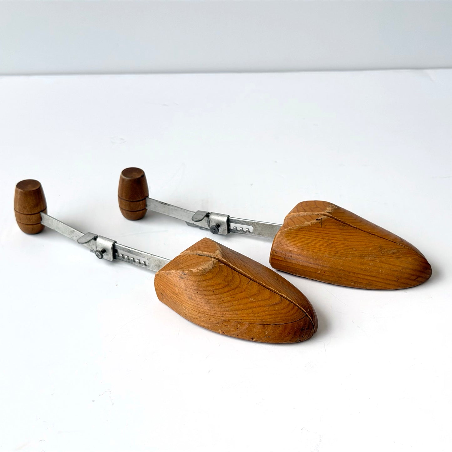 OB117 VINTAGE WOODEN SHOE STREES