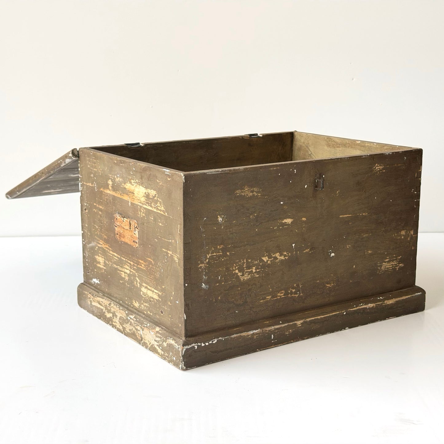 OB122 DISTRESSED ANTIQUE WOODEN TRUNK