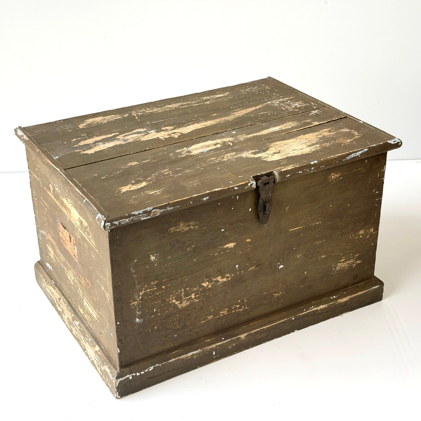 OB122 DISTRESSED ANTIQUE WOODEN TRUNK