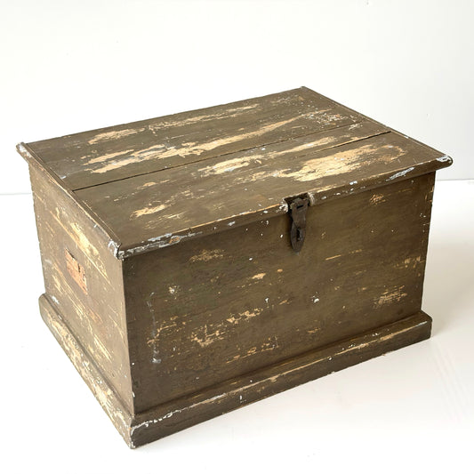 OB122 DISTRESSED ANTIQUE WOODEN TRUNK
