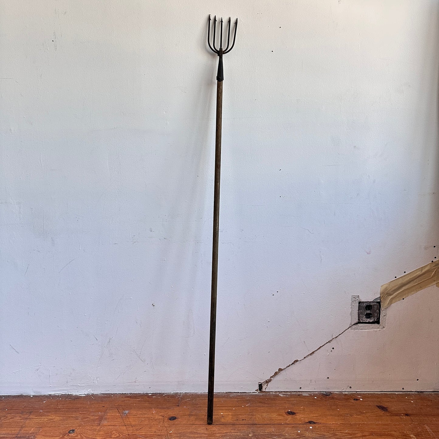 OD007 IRON & WOOD PITCHFORK