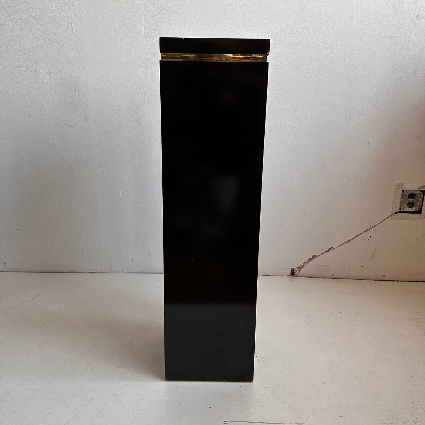 PD001 DISTRESSED LAMINATE PEDESTAL