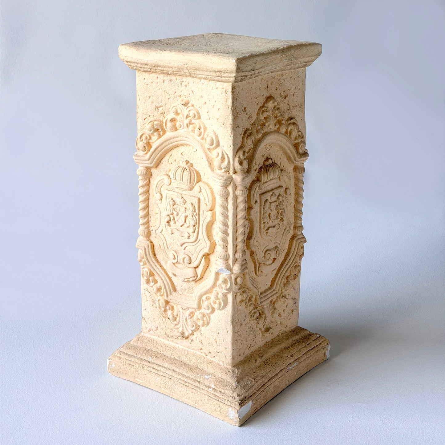PD007 MEDIEVAL CREST PLASTER PEDESTAL
