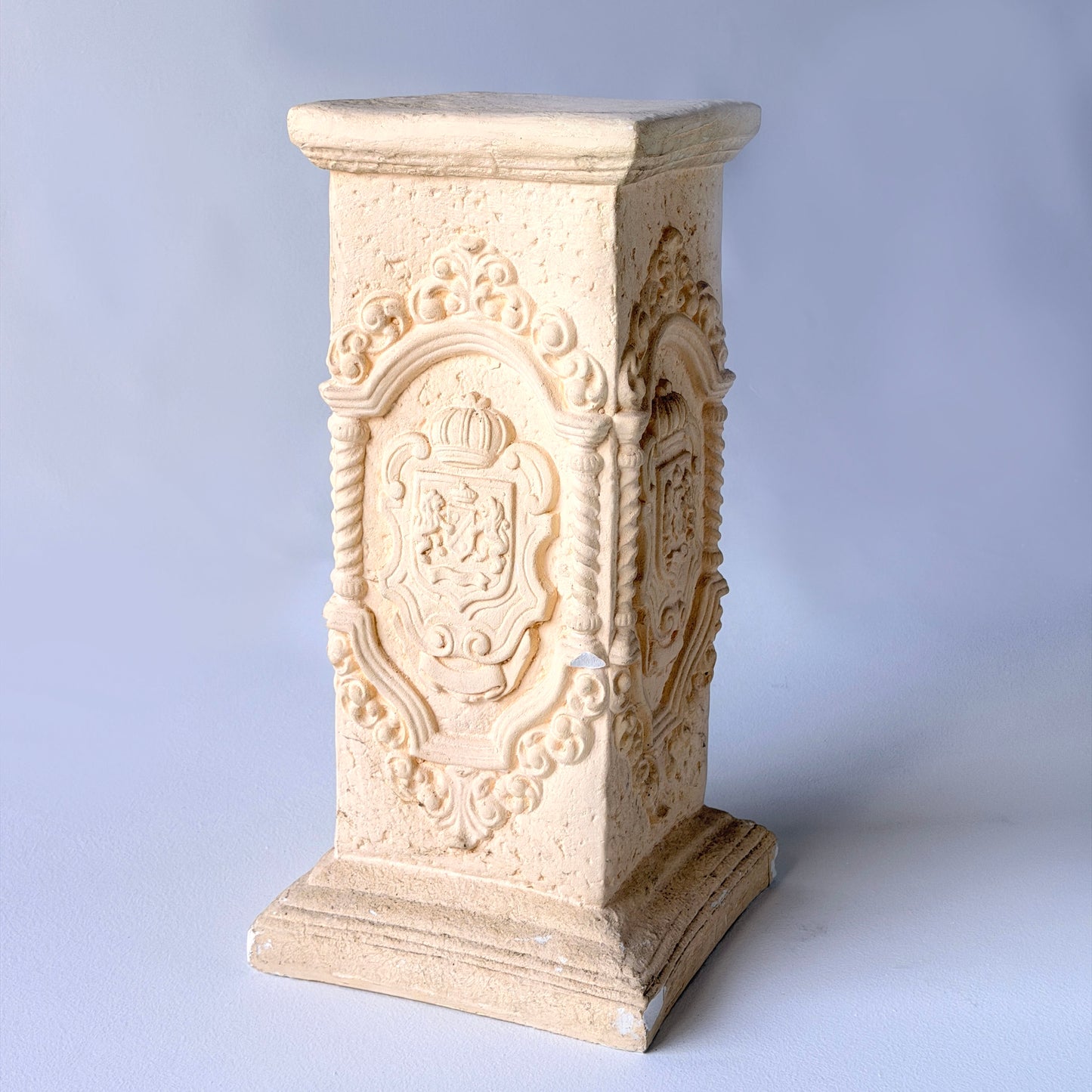 PD007 MEDIEVAL CREST PLASTER PEDESTAL