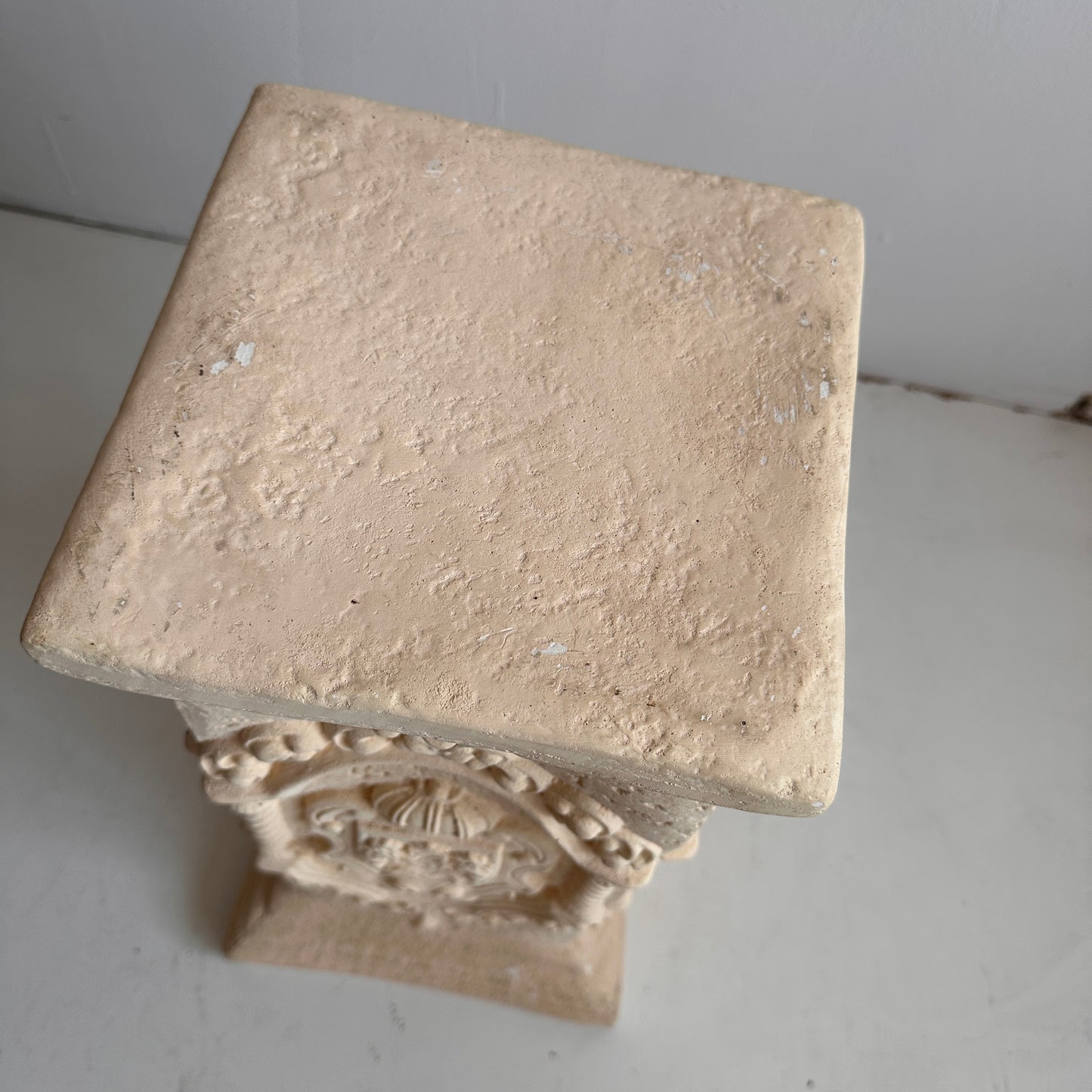 PD007 MEDIEVAL CREST PLASTER PEDESTAL