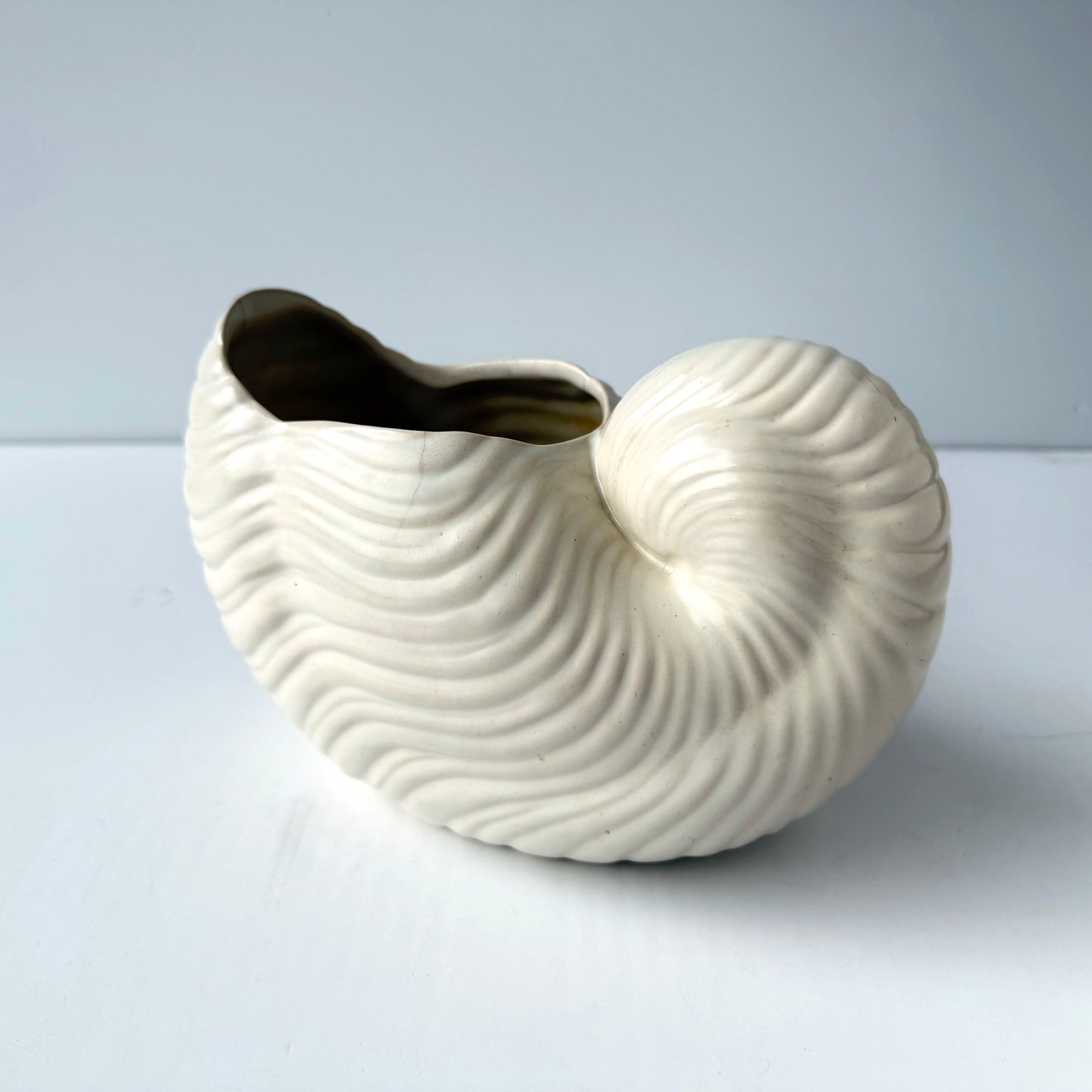 PL013 WHITE SHELL PLANTER/ VASE