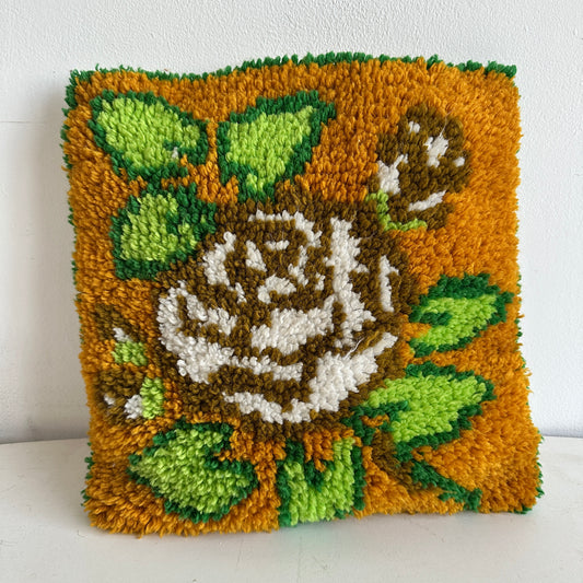 PW015 YELLOW & GREEN LATCH HOOK ROSE PILLOW