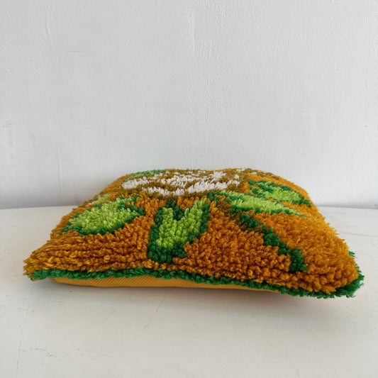 PW015 YELLOW & GREEN LATCH HOOK ROSE PILLOW