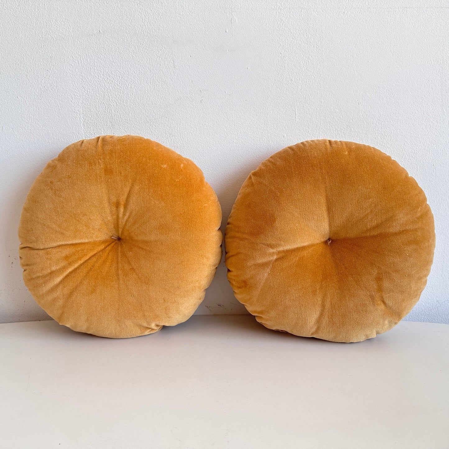 PW022 PAIR OF GOLD VELVET ROUND PILLOWS