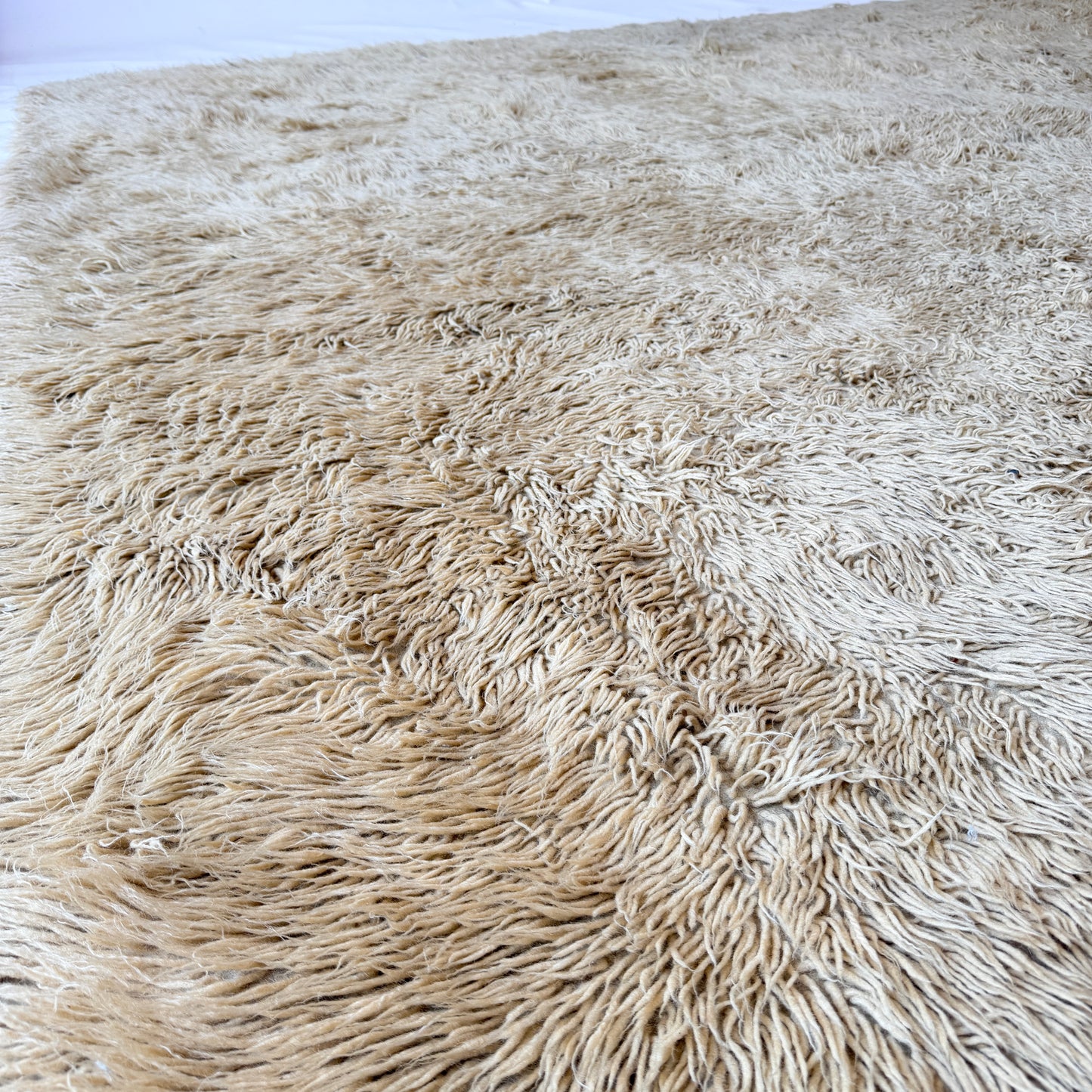 RF009 8' X 11' VINTAGE LIGHT TAN FLOKATI RUG