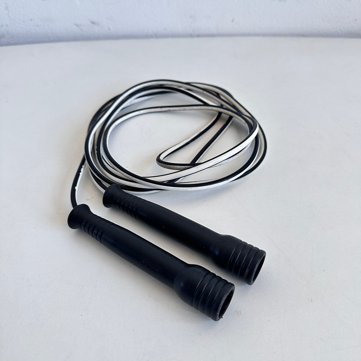 SP029 BLACK & WHITE JUMP ROPE