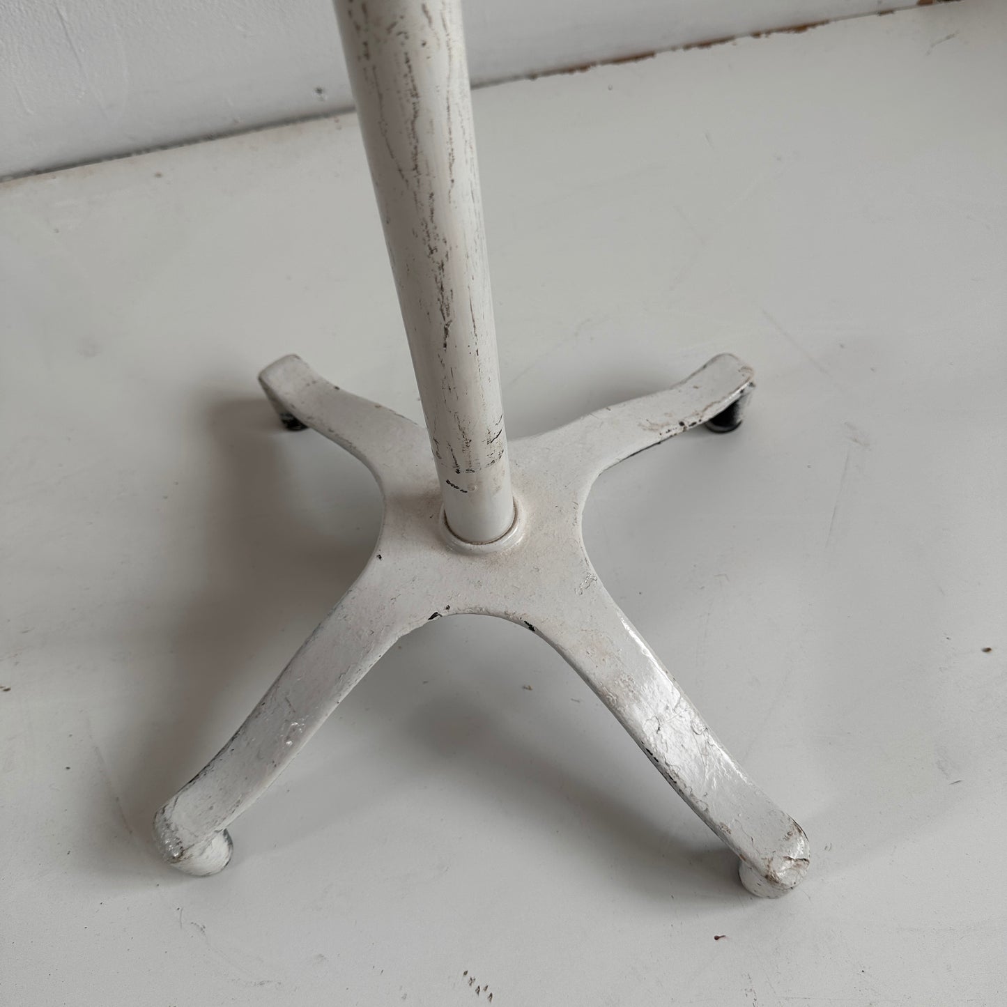 ST010 SWIVEL METAL WHITE STOOL