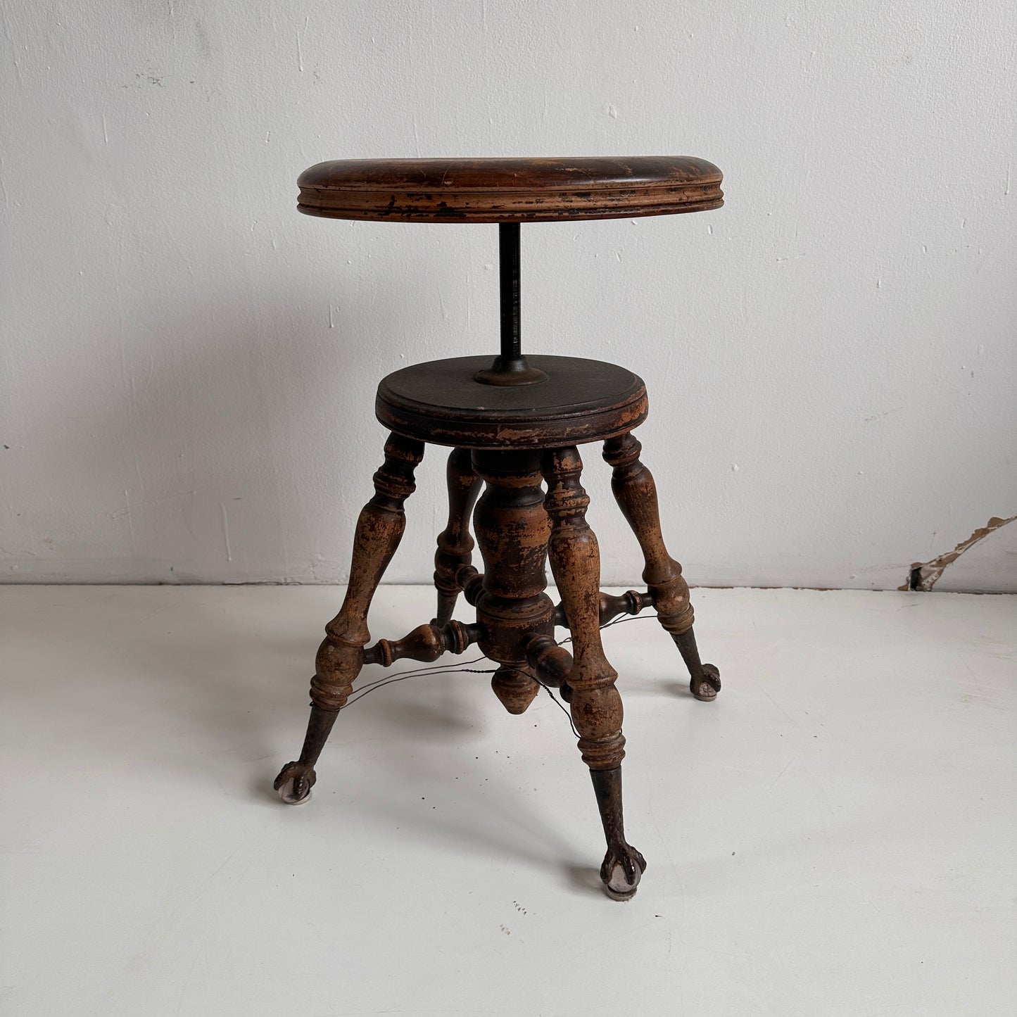 ST012 CLAWFOOT ADJUSTABLE STOOL