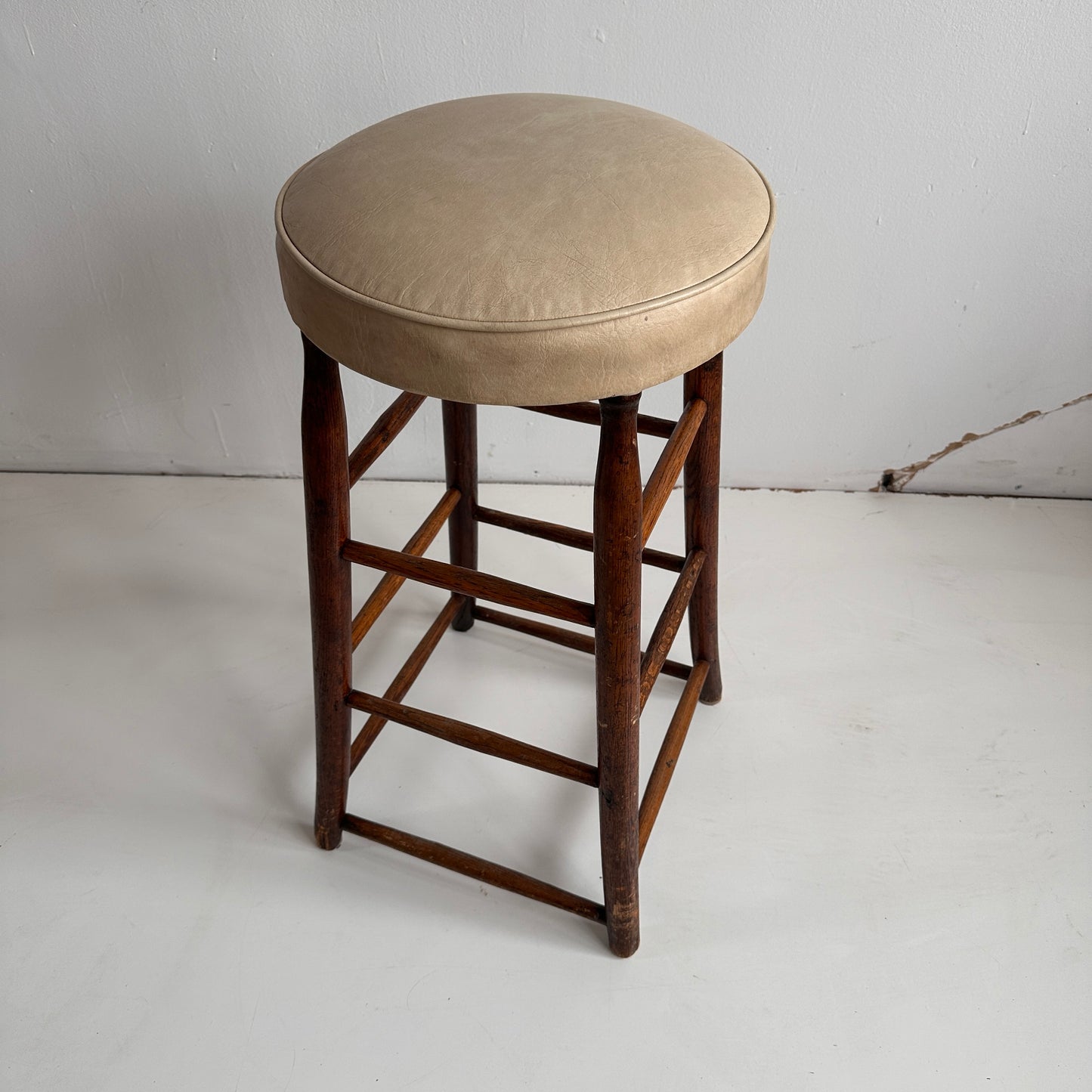 ST013 PORKETCHA STOOL